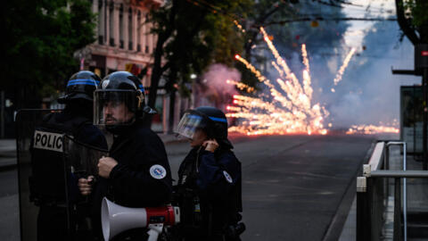 Tropa de choque francesa se posiciona durante confrontos em Lyon, sudeste da França, em 30 de junho de 2023.