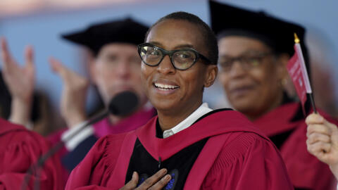 2023 年 5 月 25 日，马萨诸塞州剑桥市，克劳迪娜-盖伊（Claudine Gay）在哈佛大学文理学院毕业典礼上向观众致意。哈佛大学宣布，盖伊将接替哈佛大学劳伦斯-巴考（Lawrence Bacow），从2023年7月1日起担任哈佛大学新校长。
