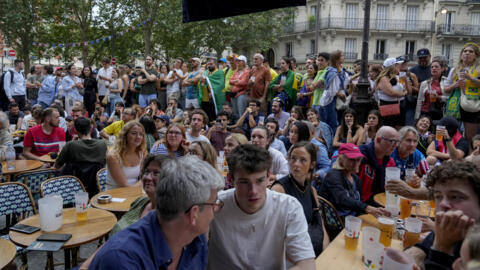 Restaurante de Paris lotado durante a cerimônia de abertura dos Jogos Olímpicos de 2024.