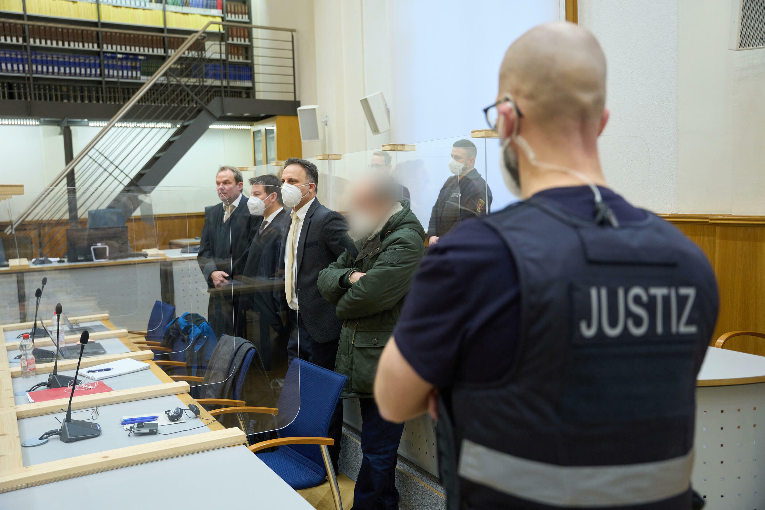 The defendant, former Syrian intelligence officer Anwar Raslan (C), is pictured in the courtroom at a courthouse in Koblenz, western Germany, on January 13, 2022 on the last day of his trial where he was sentenced to life in jail for crimes against humanity in the first global trial over state-sponsored torture in Syria. - Anwar Raslan, 58, was found guilty of overseeing the murder of 27 people at the Al-Khatib detention centre in Damascus, also known as "Branch 251", in 2011 and 2012. At the request of the German court, the face of the defendant was made unrecognisable.