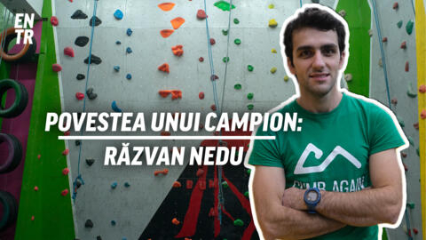 Răzvan Nedu, în fața peretelui din sala Climb Again din București.