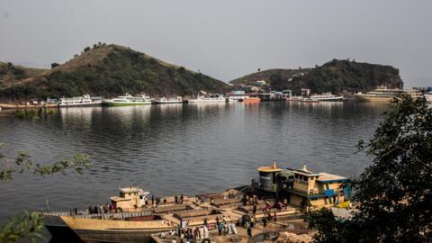 Une photo prise le 1er août 2019 montre une vue générale des navires reliant Goma et Bukavu sur le lac Kivu, amarrés au port de Goma, dans l'est de la RDC.