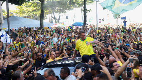 L'ancien président brésilien Jair Bolsonaro lors d’une manifestation où il a appelé ses partisans à se rassembler sur la plage de Copacabana, alors que la police enquête sur lui pour avoir prétendument fomenté un coup d'État après l'élection de 2022, à Rio de Janeiro, au Brésil, le 21 avril 2024.
