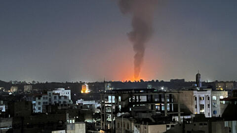 2024年2月25日，美國領導的聯軍對也門薩那胡賽武裝的空襲後，天空升起濃煙。