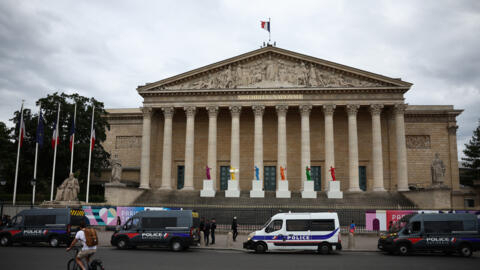 Des camions de la police française sont garés devant l'Assemblée nationale lors du second tour des élections législatives françaises anticipées, à Paris, France, le 7 juillet 2024.