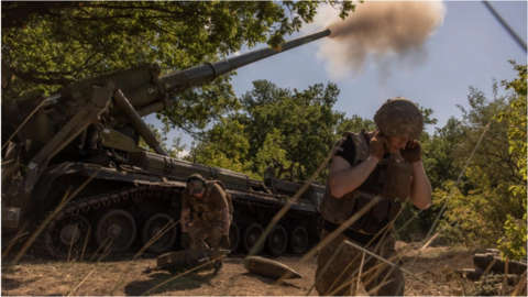 乌军炮兵旅士兵在顿涅茨克东部 Pokrovsk 附近的一个未公开地点向俄罗斯阵地开火。2024 年 8 月 8 日，