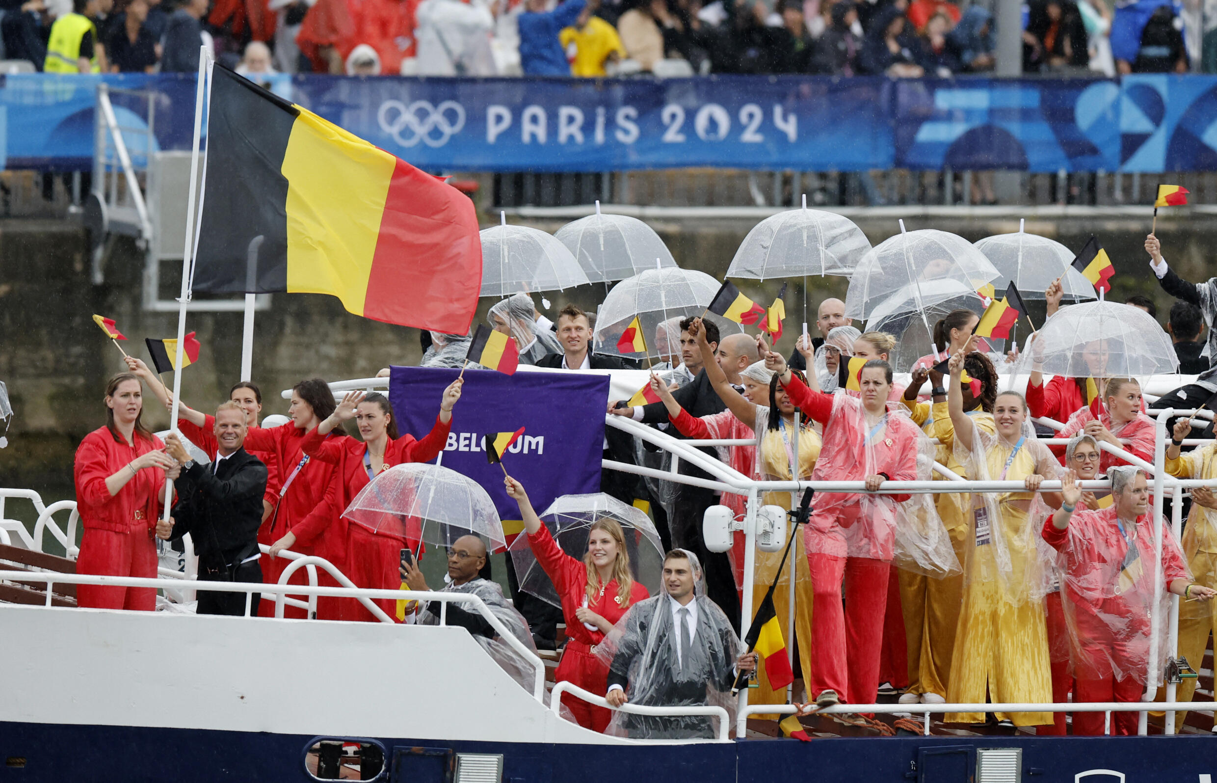 La lluvia, omnipresente en la ceremonia, pero no apaga la alegría del momento histórico.