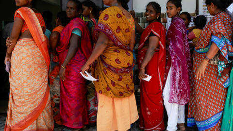 Electoras en el estado de Tamil Nadu esperando poder ejercer su derecho al voto 