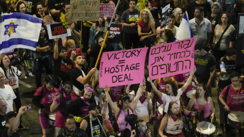 Manifestantes protestan contra el gobierno del primer ministro israelí, Benjamin Netanyahu, y reclaman la liberación de los rehenes retenidos por Hamás en la Franja de Gaza en Tel Aviv, Israel, el 19 de octubre de 2024.