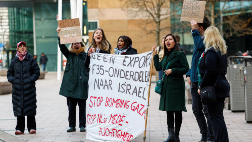 Des manifestants protestent contre l’envoi de F-35 à Israël, devant le tribunal de La Hay, aux Pays-Bas, le 12 février 2024.