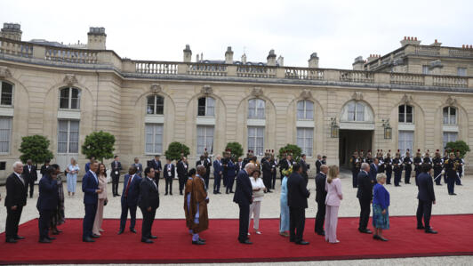 Oaspeti ajung la Palatul Elysée cu putin timp înainte de deschiderea Jocurilor Olimpice de vara Paris 2024. 7.000 de sportivi vor defila pe Sena, de-a lungul celor mai importante monumente pariziene, în cadrul ceremoniei de deschidere a JO 2024.