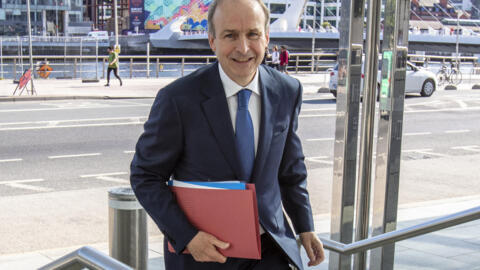 O líder do partido Fianna Fail, e o futuro primeiro ministro irlandês, Micheál Martin, deixa o Dublin Congress Centre após uma sessão especial do Parlamento, em 27 de junho de 2020.