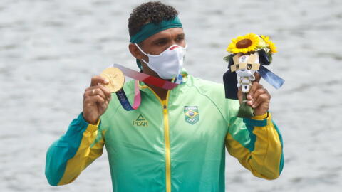 Medalha de ouro na canoagem, Isaquias Queiroz Dos Santos do Brasil comemora no pódio. JO de Tóquio, 7 de agosto de 2021.