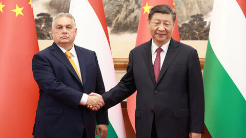 El presidente chino, Xi Jinping (dcha.), estrecha la mano del primer ministro húngaro, Viktor Orban (izq.), durante una visita sorpresa a Pekín el 8 de julio de 2024. 