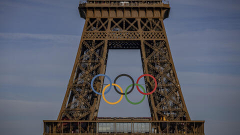 نشان المپیک که بر روی برج ایفل در پاریس نصب شده است. 