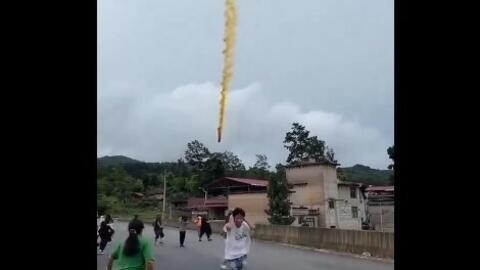 中法天文卫星发射火箭助推器带毒气坠入中国贵州山村，2024年6月22日。