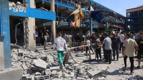 Las fuerzas israelíes bombardearon una escuela de la Franja de Gaza en el campamento de Nuseirat, en el centro de la Franja.