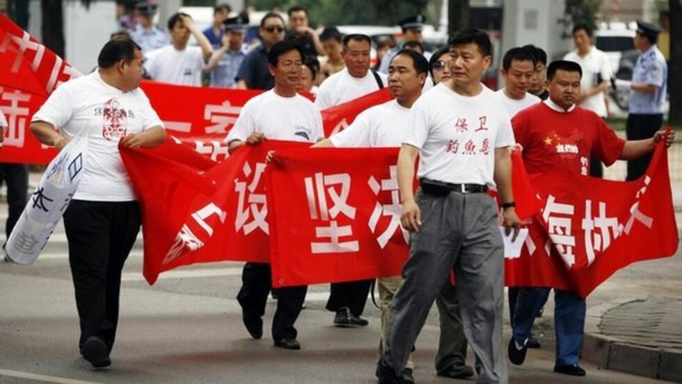 Des défenseurs chinois de l'archipel de Diaoyu (Senkaku en japonais)manifestent devant l'ambassade de Japon à Pékin.(18/06/2008)