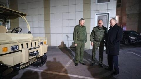 俄总统普京与防长绍伊古和俄军总参谋长格拉西莫夫一起参观俄西南部顿河畔罗斯托夫的军事总部。