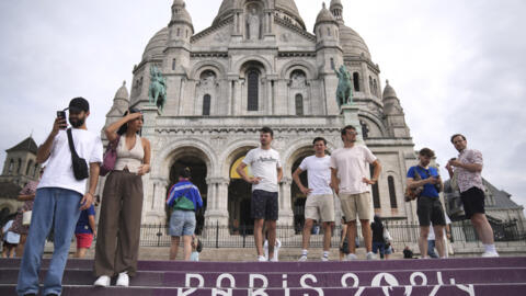 Turistas diante da Basílica do Sacré-Coeur, em Montmartre, no norte de Paris, em 25 de julho de 2024.
