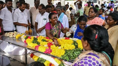 Una familia lamenta la muerte de un ser querido luego de que consumiera alcohol adulterado en el estado de Tamil Nadu el 20 de junio de 2024.
