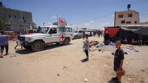 2024年5月29日，国际红十字会（ICRC）的一个代表团在加沙南部拉法的马瓦西（Mawasi）地区视察一个临时搭建的流离失所者营地。(图片：巴沙尔-塔勒布/法新社）