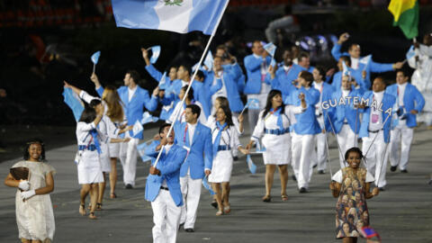 Juan Ignacio Maegli de Guatemala lleva su bandera nacional durante la ceremonia de apertura de los Juegos Olímpicos de Verano de 2012