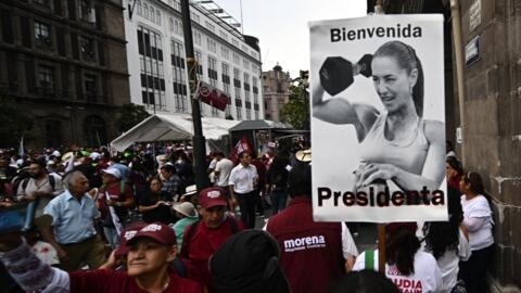 Banderole à l'effigie de la candidate présidentielle mexicaine du parti Morena au pouvoir, Claudia Sheinbaum, sur la place Zocalo à Mexico, le 29 mai 2024.