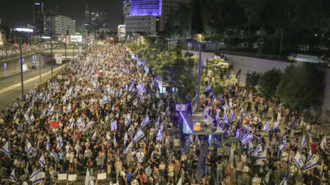 Manifestação nas ruas de Tel Aviv contra a política de Benjamin Netanyahu, a 15 de Junho de 2024.