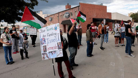 Des manifestants pro-palestiniens manifestent en soutien aux Palestiniens morts à Gaza devant le Musée national arabe américain à Dearborn, Michigan, le 11 août 2024.