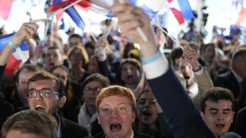 Simpatizantes de la Agrupación Nacional, el partido de extrema derecha, en la sede del partido tras el anuncio de los resultados, 9 de junio de 2024, París.