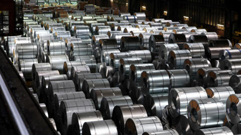 2023 年 11 月 16 日，德国杜伊斯堡，德国钢铁制造商蒂森克虏伯公司，正在等待交付的钢卷。
