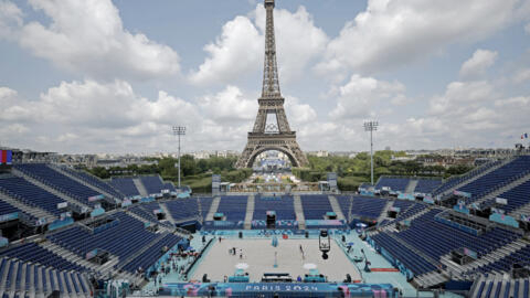 2024 年巴黎奥运会 - 巴黎埃菲尔铁塔前的体育场 - 意大利队训练时的全景 2024 年 7 月 24 日。
