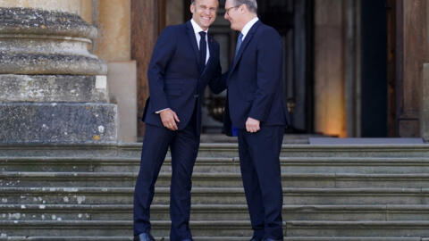 El presidente francés Emmanuel Macron y el primer ministro británico Keir Starmer en el palacio de Blenheim, Oxford, el 18 de julio de 2024.