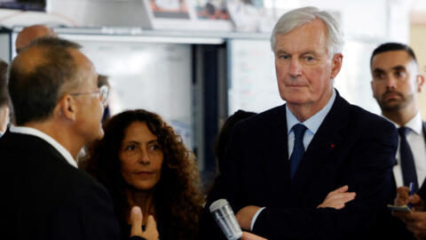 O primeiro-ministro francês, Michel Barnier, durante uma visita a um hospital em Paris, neste sábado (7).