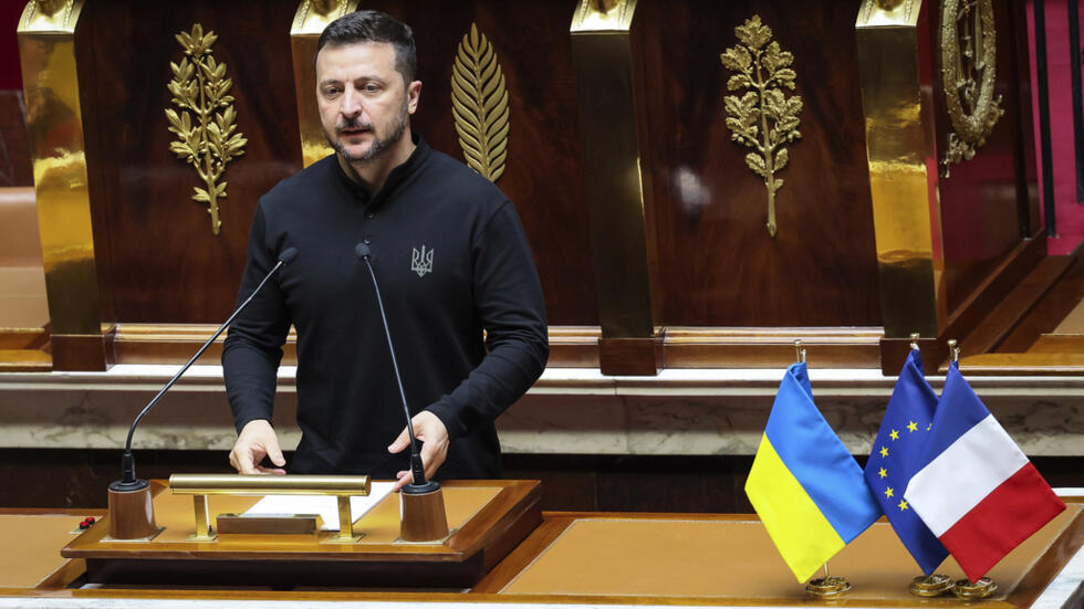 O presidente ucraniano, Volodymyr Zelenski, se dirige aos deputados franceses da Assembleia Nacional, nesta sexta-feira (7).