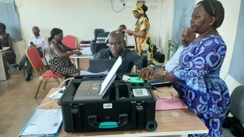 Au commissariat de Bellevue 2, à Libreville, les Gabonais donnent leurs empreintes digitales en vue d'obtenir leur carte d'identité biométrique.