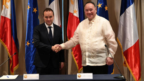 法国国防部长勒科尔尼与菲律宾国防部长特奥多罗资料图片