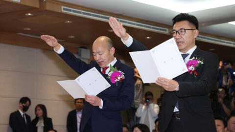 2024年2月1日，国民党籍立委韩国瑜（右2）、江启臣（右）当选台湾第11届立法院正、副院长，傍晚在各界见证下完成宣誓就职仪式。（立法院记者联谊会提供）