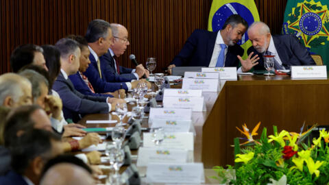 O presidente do Brasil, Luiz Inácio Lula da Silva, conversa com o presidente da Câmara dos Deputados, Arthur Lira, durante uma reunião de instalação da Comissão Nacional do G20 no Palácio do Planalto, em Brasília, Brasil, em 23 de novembro de 2023.