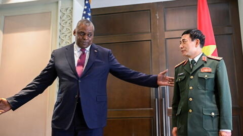 Bộ trưởng Quốc Phòng Mỹ Lloyd Austin tiếp xúc với đồng nhiệm Việt Nam Phan Văn Giang ngày 10/06/2022 bên lề Đối Thoại Shangri-La tại Singapore.
