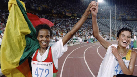 Le tour d’honneur de l’Éthiopienne Derartu Tulu (à gauche) et de la Sud-Africaine Elana Meyer aux JO de Barcelone 1992: un symbole de la fin de l’apartheid.