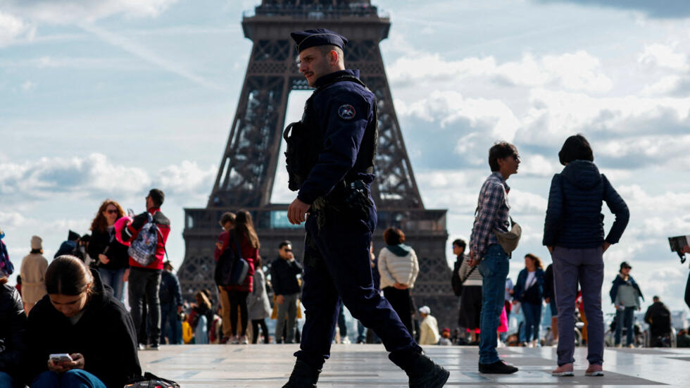 12月2日，在巴黎埃菲尔铁塔周围发生了持刀袭击事件，一名德国游客遇害，另有两人受伤。