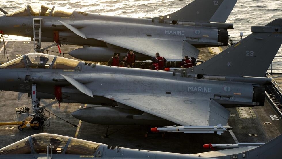 Aviões Rafale no Porta-avião Charles-de-Gaulle.