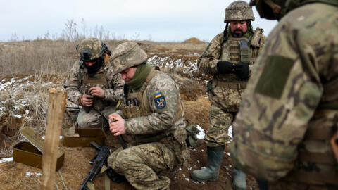 Украинские солдаты во время учений недалеко от линии фронта в Донецкой области, 23 февраля 2024 года.