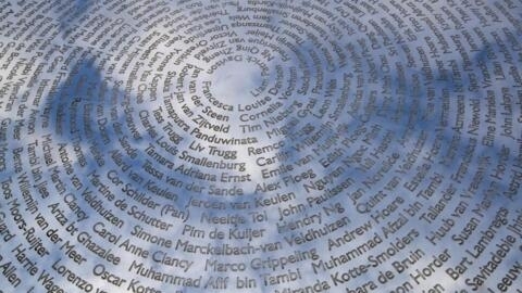 Numele pasagerilor zborului MH17 inscripționate pe Memorialul victimelor de lângă aeroportul Amsterdam din Olanda.
