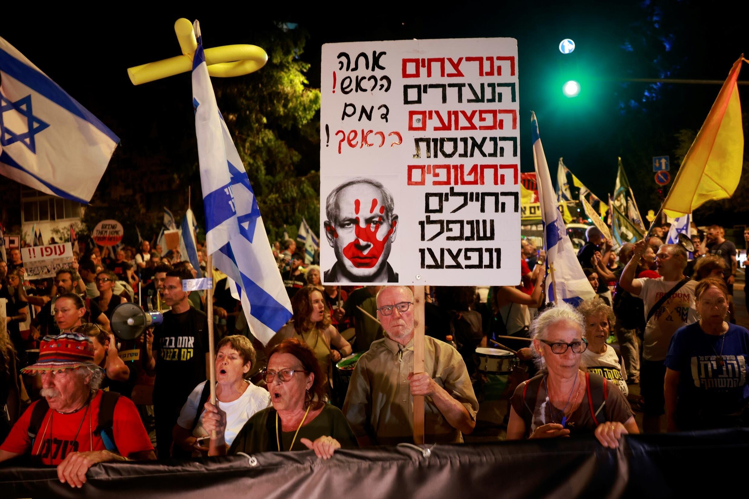 Una multitud protesta en Jerusalén frente a la casa del primer ministro israelí, Benjamin Netanyahu, el 18 de julio de 2024