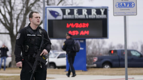 La police intervient au lycée Perry dans l’Iowa, le jeudi 4 janvier 2024.