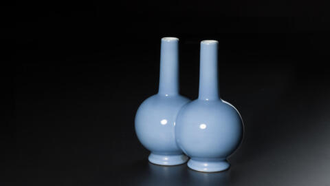 Fig. 143a
Vase double 清雍正年间(1723-1735) 景德镇瓷器。
Porcelaine, couverte bleu lavande
Fours de Jingdezhen (province du Jiangxi)
Dynastie Qing, marque de règne de Yongzheng (1723-1735), probablement XVIIIe siècle
H. 13 cm, l. 11,5 cm
Musée Guimet, collection Grandidier, entrée au musée du Louvre avant 1912, inv. G 1788
© Richard W.C. Kan’s Zhuyuetang collection / photo Barry Lui