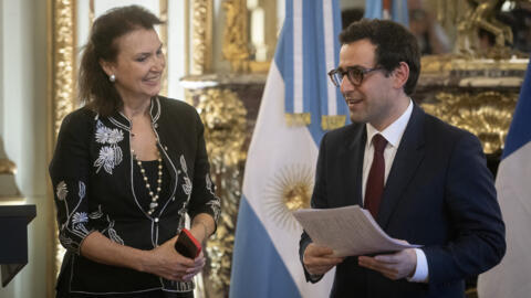 O ministro das Relações Exteriores da França, Stéphane Séjourné, à direita, e a ministra das Relações Exteriores da Argentina, Diana Mondino, dão uma coletiva de imprensa conjunta em Buenos Aires, segunda-feira, fevereiro. 19, 2024.